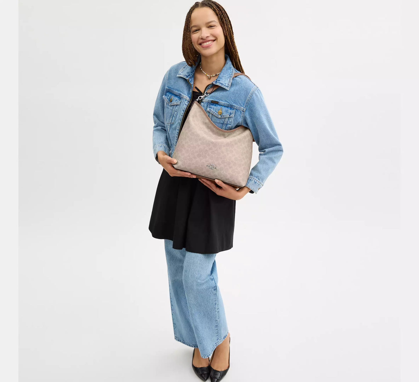 Laurel Large Shoulder Bag In Signature Canvas